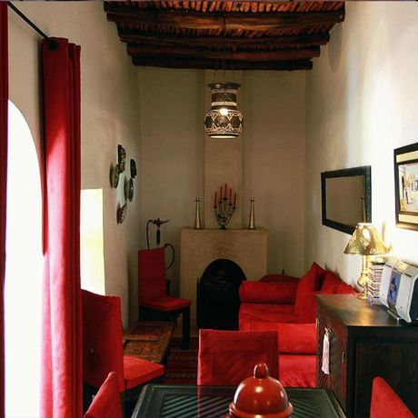 Riad Al Karama Sitzecke mit Kamin Blick auf eine Sitzecke mit Kamin