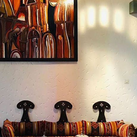 Blick auf ein Sofa an einem Tisch im Salon der Pension und Gaestehaus le Petit Riad