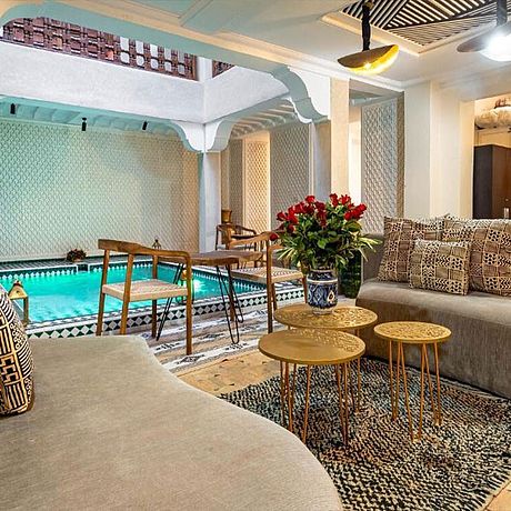 Lounge-Bereich mit Blick auf Pool