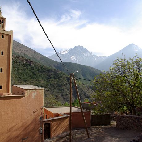 Blick auf die Moschee in Tamatert mit den Bergen des hohen Atlas im Hintergrund