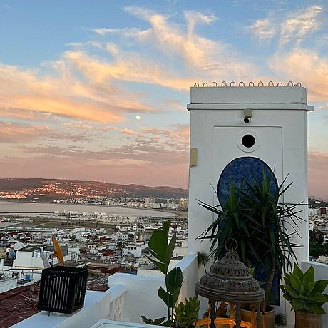 Blick von der Terrasse auf die Bucht in der Abendstimmung