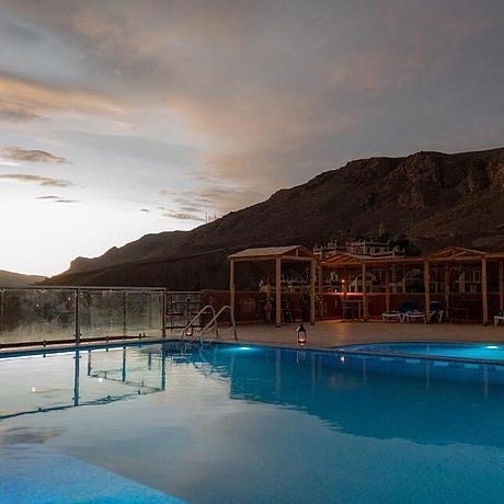 Riad Rihana Tamlalte Galerie Infinitypool vor der Bergkulisse