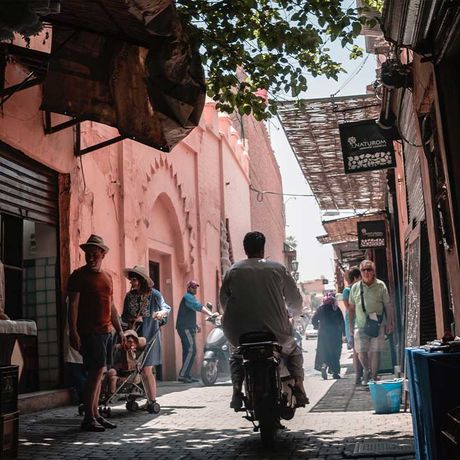 Blick auf Personen in einer Gasse in Marrakesch