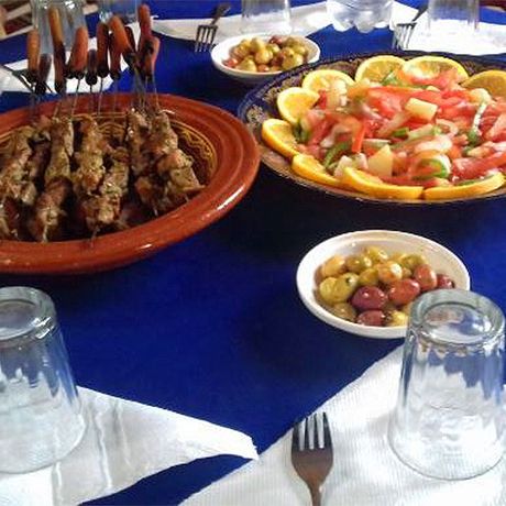 Blick auf frisch zubereitete Gerichte im Hotel Gite Zouala