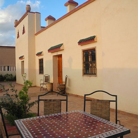 Blick auf die Terrasse im Kasbah-Hotel Petit Nomade zwischen