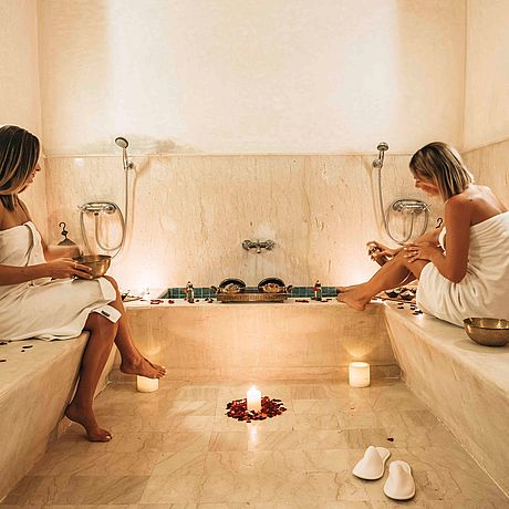 Paradis Plage Galerie Blick in den Hamam mit Kerzen