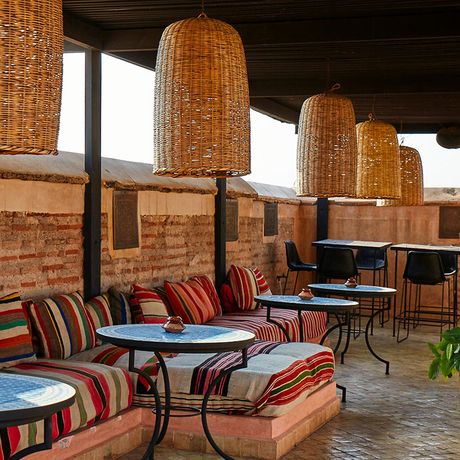 Blick auf Sofas, Steuhle und Tische im Aussenbereich des Riad el Fenn
