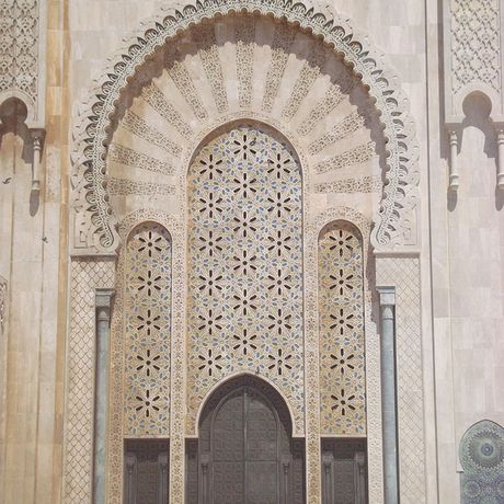 Blick auf den Eingang der Moschee Hassan II