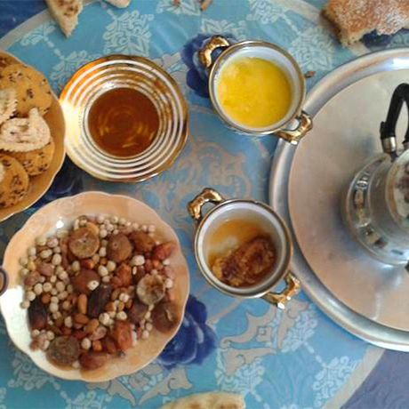 Blick auf Tee und Kekse in Marokko