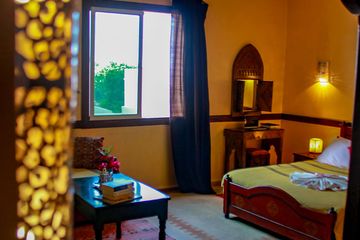 Hotel Riad Zahra Minisuite mit Poolblick Bett und Fenster