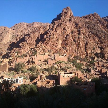 Steinhaeuser vor einem Berg in Marokko