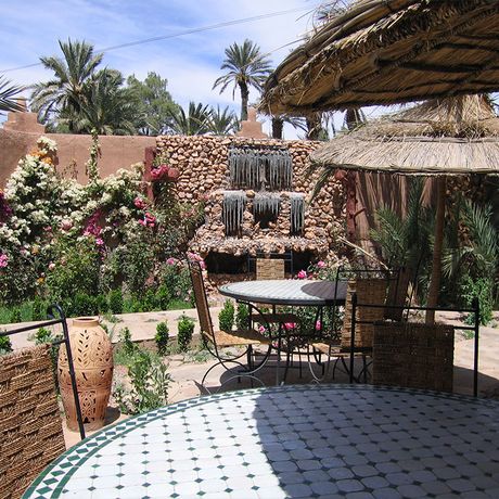 Blick auf Sitzmoeglichkeiten und Pflanzen im Eingangsbereich des Kasbah-Hotels Rose du Sable