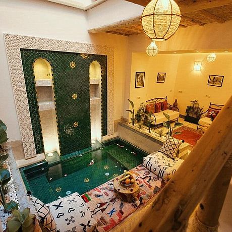 Riad Mama Galerie Blick auf das Tauchbecken im Patio