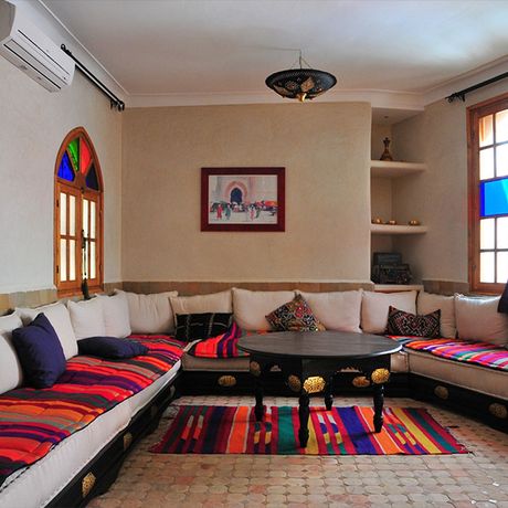 Blick in den Salon mit grossem Sofa im Riad Tafilag