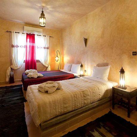Blick auf zwei Betten eines Zimmers im Kasbah-Hotel la Cigogne