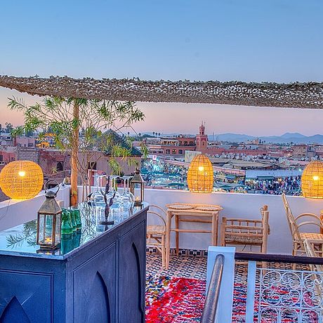 Riad Art & Emotion Galerie Blick von der Terrasse über die Stadt in Abendstimmung