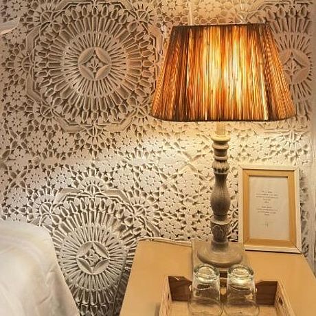 Riad Orangers d'Alilia Galerie Lampe auf einem Nachttisch