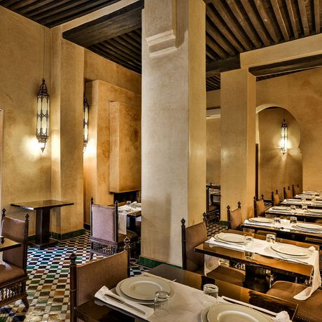 Blick auf gedeckte Tische im Restaurant des Riad Dar Bensouda