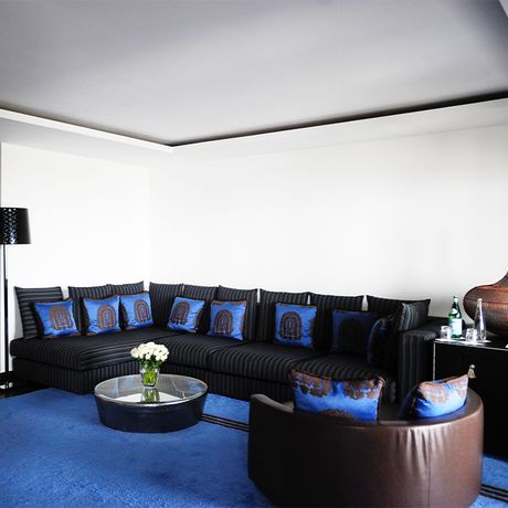 Blick auf ein Sofa und einen Sessel Wohnbereich einer Prestigesuite