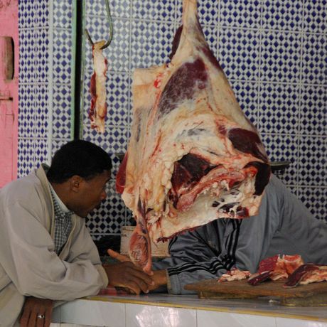 Blick auf einen Fleischverkaeufer auf dem Markt in Rissani