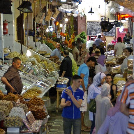 Personen auf einem Souk in Meknes