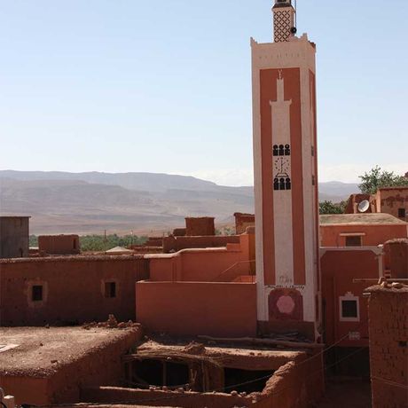 Blick auf die Moschee eines Berberdorfes in Marokko