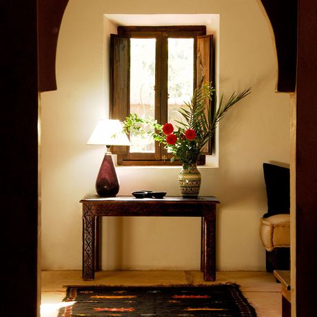 Blick auf einen Tisch am Fenster im Innenbereich der Kasbah Azul