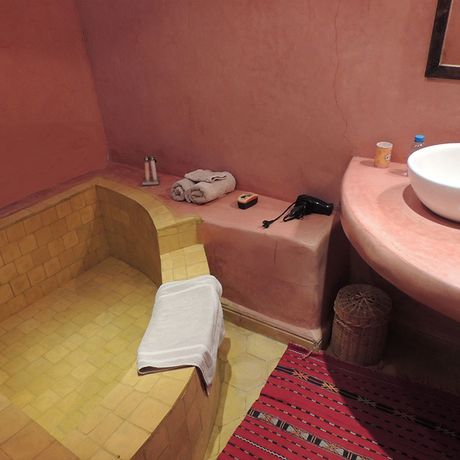 Blick auf Waschbecken und Badewanne im Badezimmer der Juniorsuite Laurier Rose