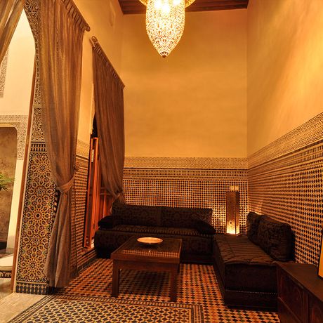 Blick auf zwei Sofas mit einem Tisch in einem Sitzbereich des Riad Layla