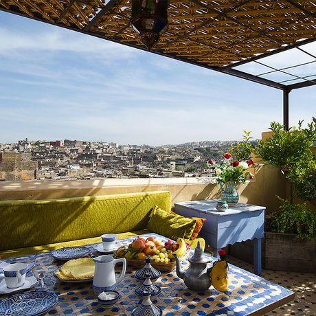 Blick auf ein Essen auf der Terrasse des Riad Laayoun