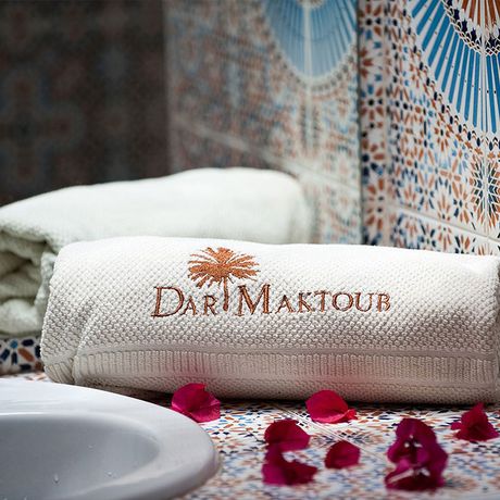 Blick ein Handtuch in einem Badezimmer des Boutique-Hotels Dar Maktoub