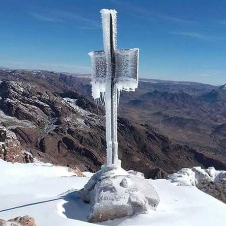 Gefrorenes Gipfelkreuz auf dem Djebel Lekst
