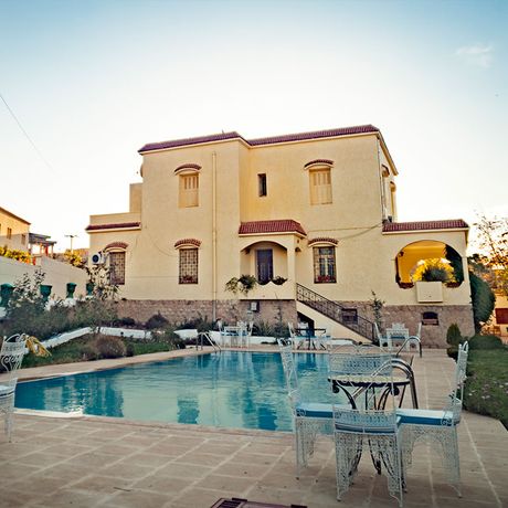 Blick auf den Pool und die Fassade der Pension und Gaestehaus Villa Pomme d´Or