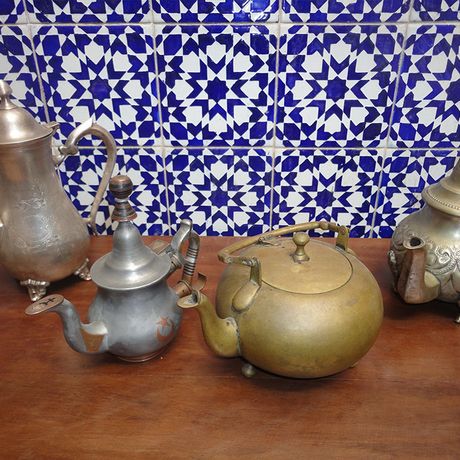 Blick auf vier verschiedene Teekannen im Riad Dar Yanis