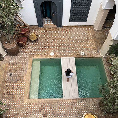 Riad Magellan Galerie Sicht auch Tauchbecken im Innenhof