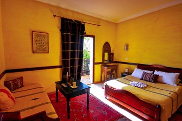 Hotel Riad Zahra Superiorzimmer mit Balkon Bett und Sitzecke
