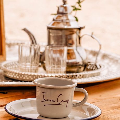Blick auf eine Teekanne und eine Tasse im Wuestencamp Inara Camp