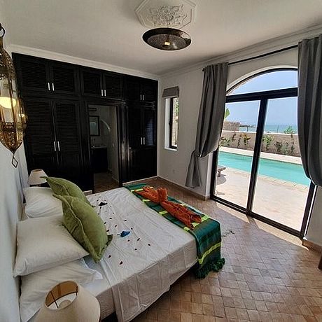 Rebali Riads Galerie Blick aus einem Doppelzimmer auf den Pool