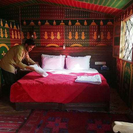 Blick auf ein Bett im Schlafbereich eines Berberzeltes