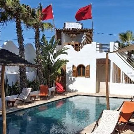 La Maison des Vagues Galerie Ansicht Pool und Liegestühle