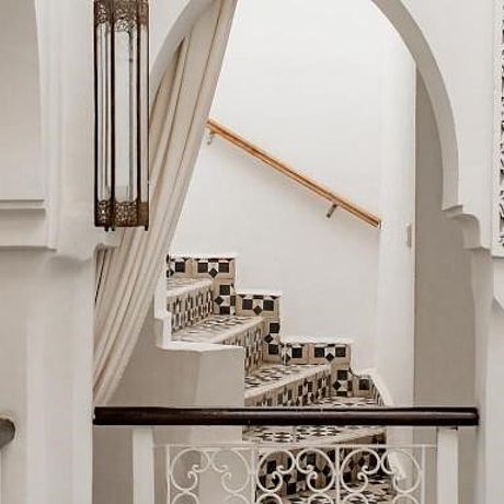 Riad Art & Emotion Galerie Ansicht Balustradengang mit Treppe