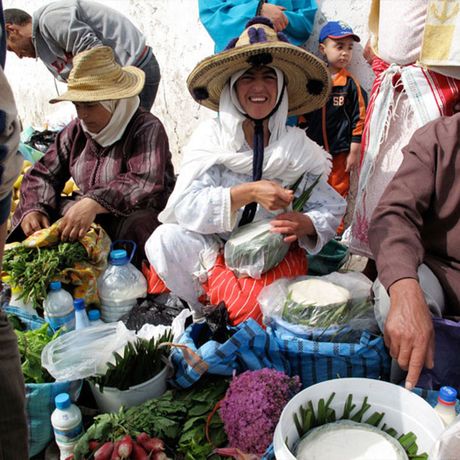 Blick auf Personen mit Gemuese auf einem Berbermarkt