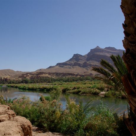 Blick auf einen Fluss im Draa-Tal