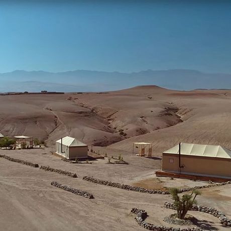 Blick auf die Zelte des Inara Camps in der Agafy Wueste