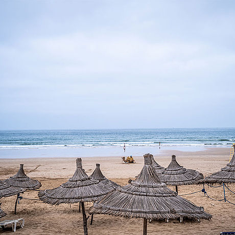 Blick auf Sonnenschirme und Liegen am Strand von Agadir