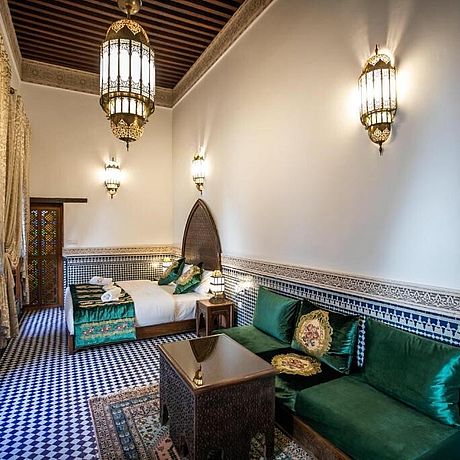 Riad Sidrat Fes Galerie Blick in ein Doppelzimmer mit Lampen