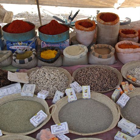 Blick auf frische, bunte Gewuerze auf einem Markt in Marokko