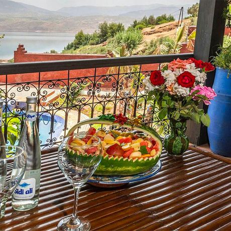 Blick auf Pflanzen und frisches Obst auf einem Esstisch auf einem Balkon des Hotels Bin el Ouidane