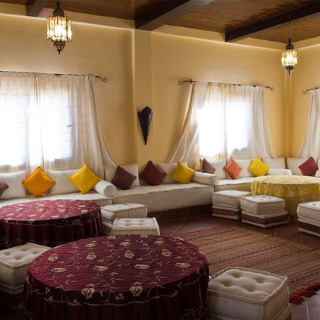 Sitzbereich mit Sofas und Tischen im Hotel Kasbah Chez Amaliya
