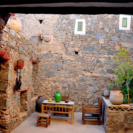 Blick auf Sitzmoeglichkeiten und Pflanzen in einem Innenhof des Hotels Dar Infiane